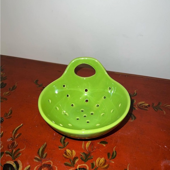 Small Green Berry Strainer. - Picture 2 of 3